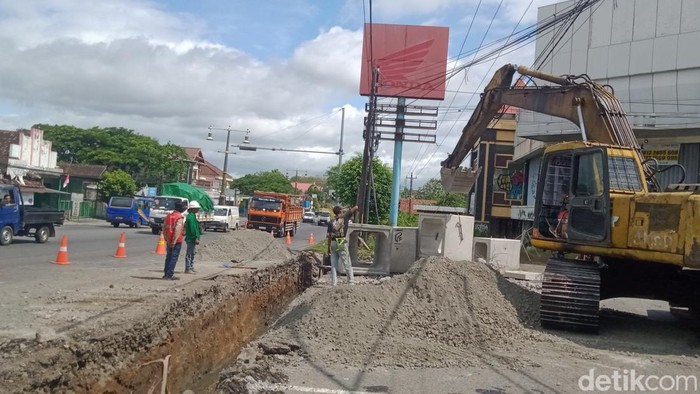 Proyek drainase di jalan lingkar Delanggu, Klaten, Kamis (28/8/2025).