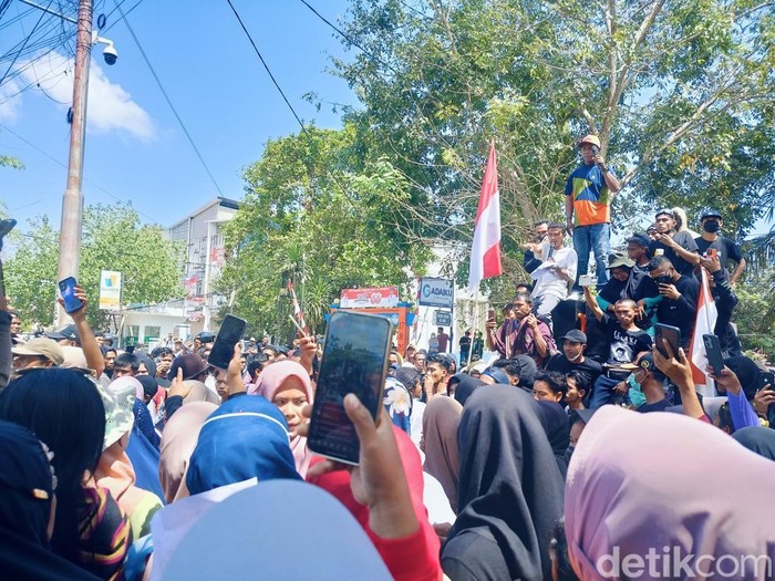 Puluhan massa keluarga korban pembunuhan, Arif Rahman berunjukrasa di depan Mapolres Dompu Kamis (28/8/2025)