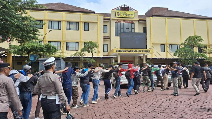 Puluhan pelajar Bogor yang hendak ikut demo buruh di Jakarta diamankan