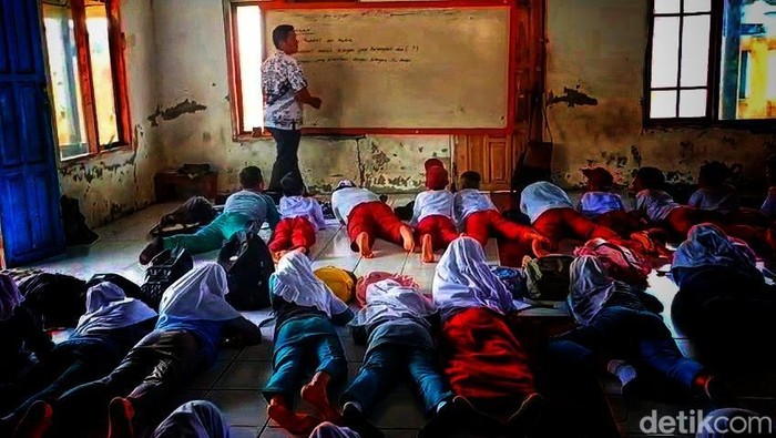 Puluhan siswa SDN Cipaku, Desa Ujunggenteng, Kecamatan Ciracap, Sukabumi, belajar tengkurap di lantai musala karena dua ruang kelas ambruk sejak dua tahun lalu.
