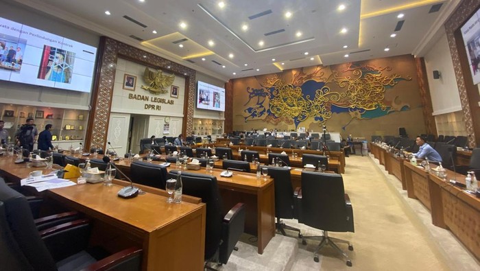 Baleg DPR menggelar rapat dengar pendapat umum (RDPU) dalam rangka penyusunan rancangan Undang-Undang (RUU) tentang Perlindungan Pekerja Rumah Tangga (PPRT) di tengah demo mahasiswa. Rapat ini dihadiri secara fisik oleh satu orang pimpinan Baleg dan satu anggota Dewan.