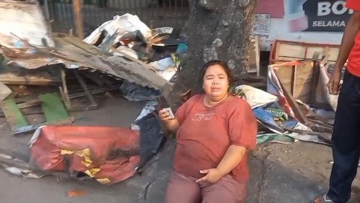 Ratna pedagang kaki lima menangis dagangan disita Satpol-PP Palembang