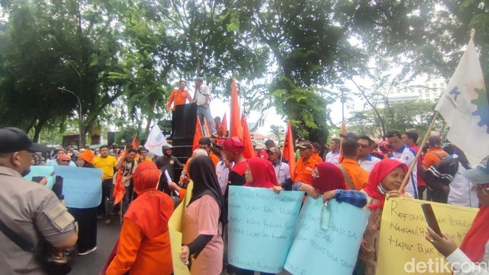 Ratusan buruh berunjuk rasa di depan gedung DPRD Sumut menuntut kenaikan upah. (Kartika Sari/detikSumut)
