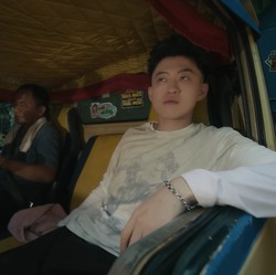 Local Pride! Rich Brian Naek Truk di Video Klip She ft Kurtis Wells