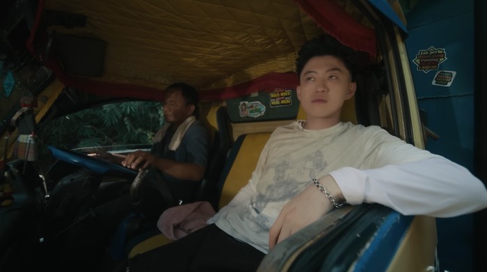 Rich Brian Cuplikan adegan dalam video klip She milik Rich Brian.