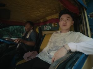 Local Pride! Rich Brian Naek Truk di Video Klip She ft Kurtis Wells