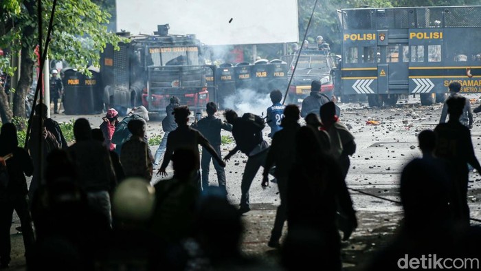 Massa aksi terlibat bentrokan dengan aparat kepolisian di kawasan Pejompongan, Jakarta, Kamis (28/8/2025). Suasana sempat memanas ketika kelompok massa kembali berkumpul di lokasi.