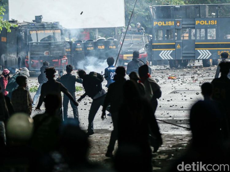 Ricuh di Pejompongan, Aksi Lempar Batu Dibalas Gas Air Mata