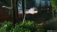 Selain batu, massa juga terlihat membawa petasan hingga bom molotov. Aksi itu menambah eskalasi bentrokan di kawasan padat penduduk tersebut. 