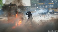 Meski terpukul mundur, sebagian massa masih sempat melawan. Mereka kembali melempari polisi dengan batu dari jarak yang lebih jauh. 