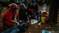 Di lokasi kejadian juga berdiri tenda medis darurat. Tenda ini disiapkan untuk membantu massa yang terdampak gas air mata. 