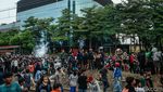 Ricuh di Pejompongan, Aksi Lempar Batu Dibalas Gas Air Mata