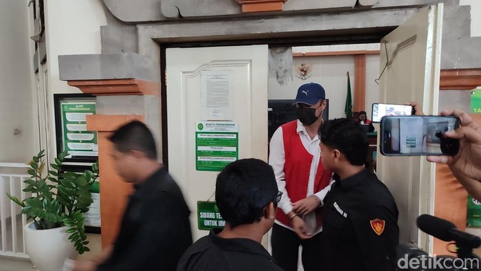 Roman Nazarenko (berompi tahanan) di PN Denpasar, Kamis (28/8/2025).