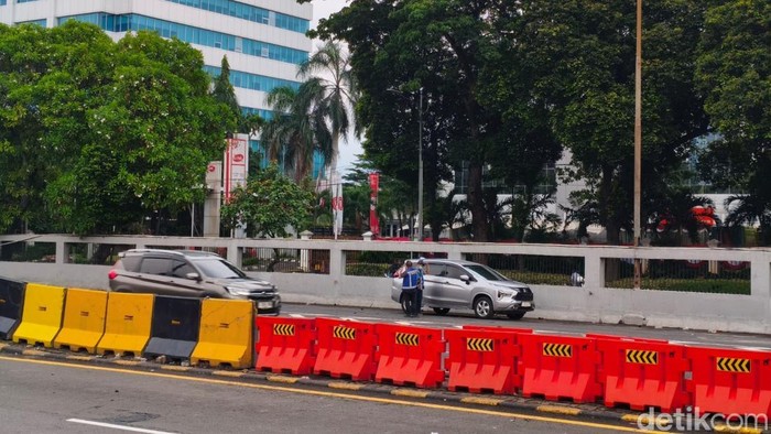 Ruas Tol Dalam Kota Jakarta sudah kembali dibuka. Tol Dalam Kota sempat ditutup imbas demonstrasi diwarnai kericuhan di depan gedung DPR RI. (Kurniawan F/detikcom)