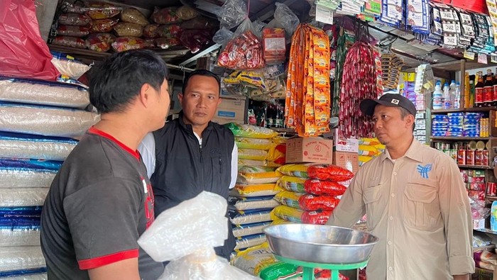 Satgas Pangan Polda Bangka Belitung menggelar operasi pasar.