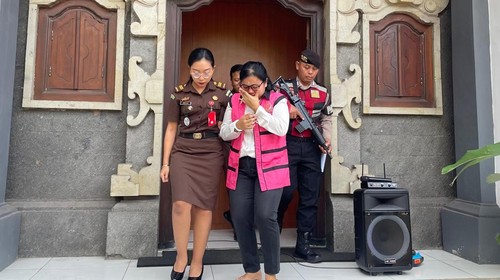 Sayu Putu Rina Dewi, mantan mantri BRI Unit Ngurah Rai digiring oleh petugas Kejari Jembrana, Kamis (28/8/2025). Rina ditetapkan sebagai tersangka korupsi dan segera disidang seusai dilimpahkan. (I Putu Adi Budiastrawan/detikBali)