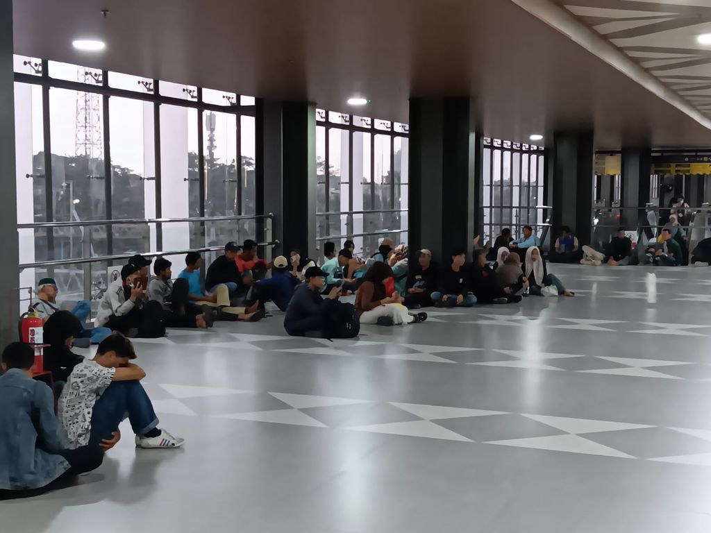 Sejumlah penumpang terjebak di Stasiun Tanah Abang imbas dari aksi demo yang berlangsung di Gedung DPR/MPR Jakarta, Kamis (28/8/2025). (Dok. Detikcom/Ignacio Geordy Oswaldo)