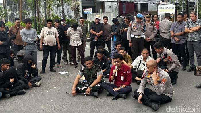 Sekda Pinrang Andi Calo (baju merah) menemui massa aksi yang menolak kenaikan pajak PBB-P2.