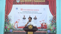 Kepala SMAN 2 Pamekasan, H Moh Arifin, dalam sambutannya menyampaikan apresiasi atas program dan dukungan Kementerian Pendidikan Dasar dan Menengah (Kemdikdasmen) dalam meningkatkan mutu pendidikan di tanah air.“Saya mengapresiasi program hampir 1 tahun Kemdikdasmen, kami di SMAN 2 bisa merasakan langsung manfaat program-programnya,” ungkapnya. Foto: (Dokumentasi Budy Sugandi)