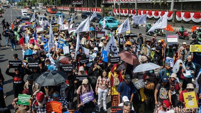Sempat Blokade Jalan, Massa Aksi di Monas Sejumlah massa aksi dari berbagai elemen sempat memblokade jalan MH Thamrin, Jakarta, Kamis (28/8/2025).