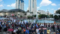 Usai tiba di Monas, mereka melakukan orasi dari masing-masing elemen.