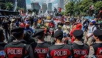 Ratusan aktivis iklim itu semula hendak menggelar aksi di Kawasan Monas, Jakarta, namun saat melakukan longmarch mereka mendapat hadangan dari polisi.