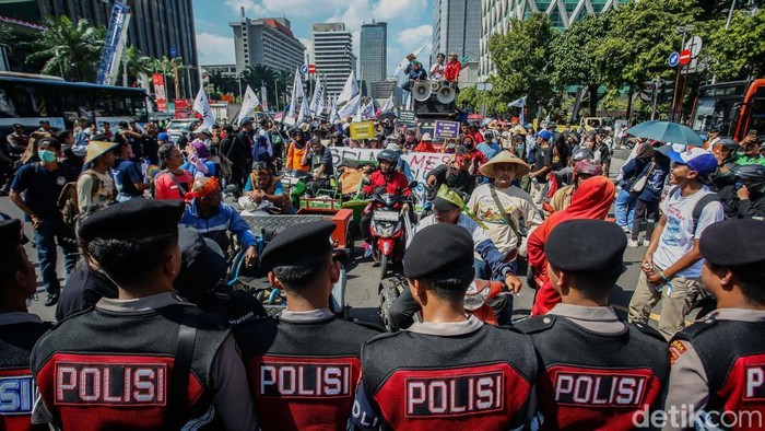 Sejumlah massa aksi dari berbagai elemen sempat memblokade jalan MH Thamrin, Jakarta, Kamis (28/8/2025).