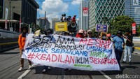 Dalam aksinya mereka turut membawa tulisan-tulisan sekaligus banner besar.