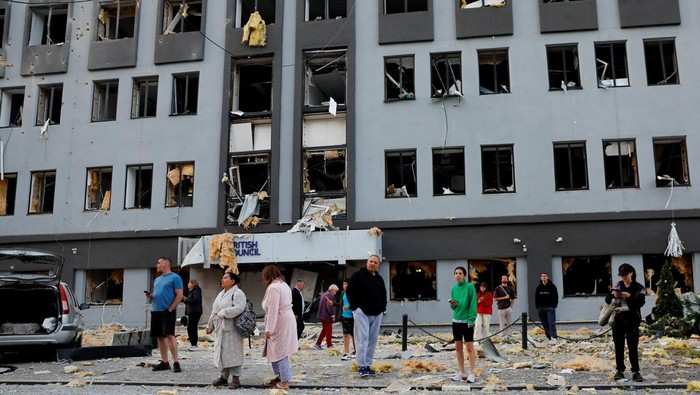 Serangan Udara Rusia Rusak Fasilitas Pendidikan di Ukraina People stand at the site of a building housing the local branch of the British Council after it was hit during Russian missile and drone strikes, amid Russia's attack on Ukraine, in Kyiv, Ukraine, August 28, 2025. REUTERS/Alina Smutko