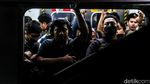 Sibuknya Stasiun Kebayoran Imbas Demo di DPR