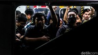 Sementara itu, laju KRL masih tertahan di Tanah Abang. Perjalanan menunggu sampai kondisi aman. 