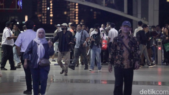 Calon penumpang menunggu KRL di Stasiun Kebayoran, Jakarta, Kamis (28/8/2025). Aksi demo di depan Gedung DPR RI berimbas pada perjalanan KRL Tanah Abang-Rangkasbitung. Kini, KRL Tanah Abang hanya sampai Stasiun Kebayoran.