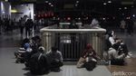 Sibuknya Stasiun Kebayoran Imbas Demo di DPR
