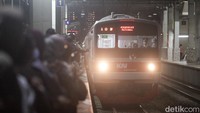 Calon penumpang menunggu KRL di Stasiun Kebayoran, Jakarta, Kamis (28/8/2025). Aksi demo di depan Gedung DPR RI berimbas pada perjalanan KRL Tanah Abang-Rangkasbitung. Kini, KRL Tanah Abang hanya sampai Stasiun Kebayoran.