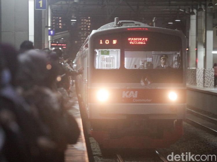 Sibuknya Stasiun Kebayoran Imbas Demo di DPR