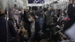 Sibuknya Stasiun Kebayoran Imbas Demo di DPR