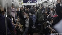 Pihak KAI Commuter Line mengimbau penumpang mengikuti arahan petugas.  
