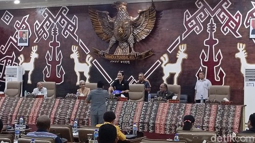 Sidang paripurna DPRD NTT pada Rabu (27/8/2025) malam. (Foto: Simon Selly/detikBali)