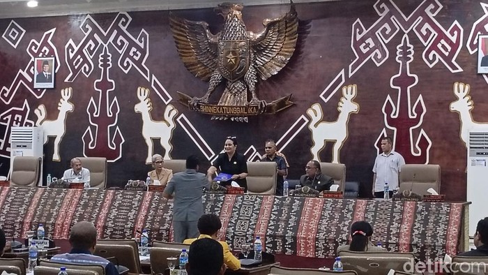 Sidang paripurna DPRD NTT pada Rabu (27/8/2025) malam. (Foto: Simon Selly/detikBali)