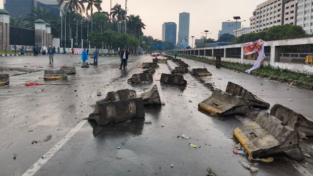 Situasi di depan DPR RI usai massa demo didorong mundur oleh polisi ke arah Semanggi