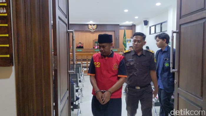 Slamet Efendi, terdakwa pembunuh pacar dan penganiaya anak pacarnya yang dihukum seumur hidup.