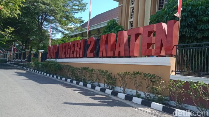 Jalan di depan SMPN 2 Klaten menuju arah stadion Trikoyo. Foto diunggah Kamis (28/8/2025).