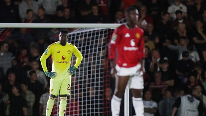 Soccer Football - Carabao Cup - Second Round - Grimsby Town v Manchester United - Blundell Park, Grimsby, Britain - August 27, 2025 Manchester Uniteds Andre Onana looks dejected after Grimsby Towns Tyrell Warren scores their second goal Action Images via Reuters/Lee Smith EDITORIAL USE ONLY. NO USE WITH UNAUTHORIZED AUDIO, VIDEO, DATA, FIXTURE LISTS, CLUB/LEAGUE LOGOS OR LIVE SERVICES. ONLINE IN-MATCH USE LIMITED TO 120 IMAGES, NO VIDEO EMULATION. NO USE IN BETTING, GAMES OR SINGLE CLUB/LEAGUE/PLAYER PUBLICATIONS. PLEASE CONTACT YOUR ACCOUNT REPRESENTATIVE FOR FURTHER DETAILS..