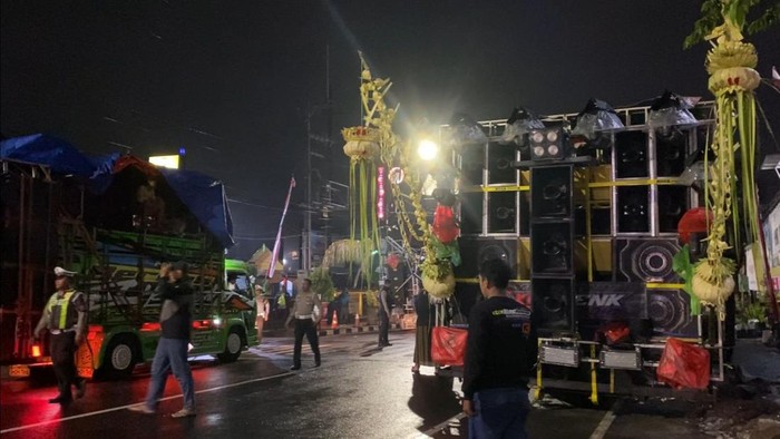 Puluhan truk muat sound horeg di Blitar ditilang karena gelar karnaval tak berizin.