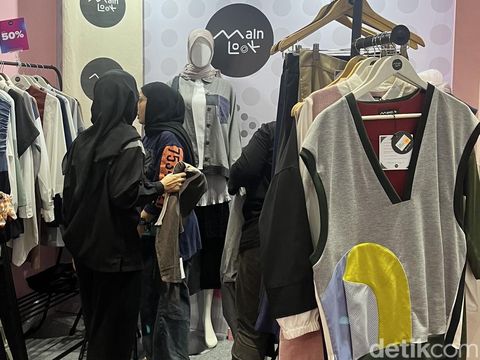 Suasana bazar hijab dan modest wear GlamLocal di Summarecon Mall Bandung, mulai dari 27-31 Agustus 2025. Ada lebih dari 90 brand yang ikut serta memberikan promo menarik hingga 90%.
