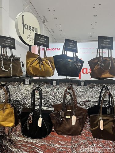 Suasana bazar hijab dan modest wear GlamLocal di Summarecon Mall Bandung, mulai dari 27-31 Agustus 2025. Ada lebih dari 90 brand yang ikut serta memberikan promo menarik hingga 90%.