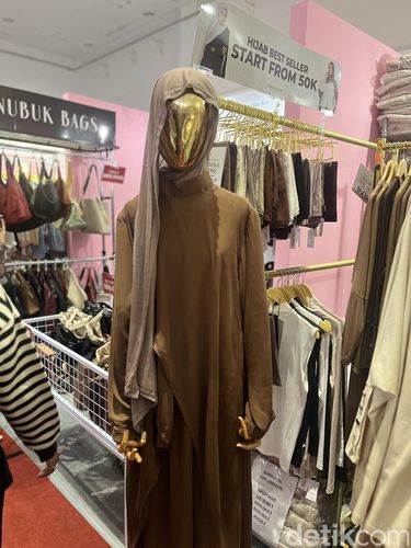 Suasana bazar hijab dan modest wear GlamLocal di Summarecon Mall Bandung, mulai dari 27-31 Agustus 2025. Ada lebih dari 90 brand yang ikut serta memberikan promo menarik hingga 90%.