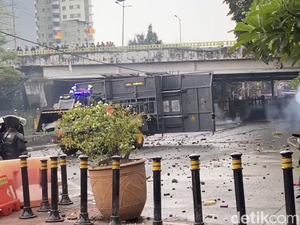 Massa Bertahan di Pejompongan Lempar Batu hingga Petasan, Lalin Dialihkan