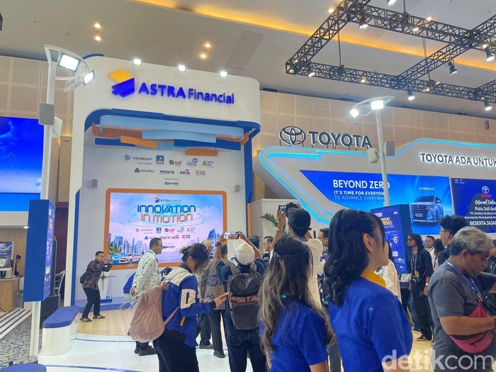Suasana Pameran GIIAS Surabaya 2025