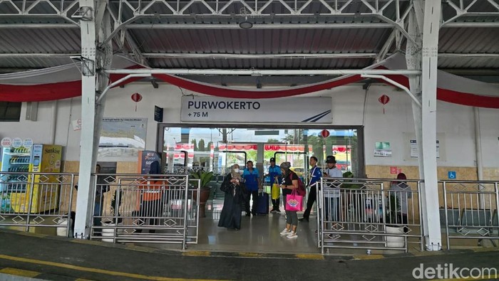 Suasana Stasiun Purwokerto yang masih memutar lagu Di Tepinya Sungai Serayu, Kamis (28/8/2025).